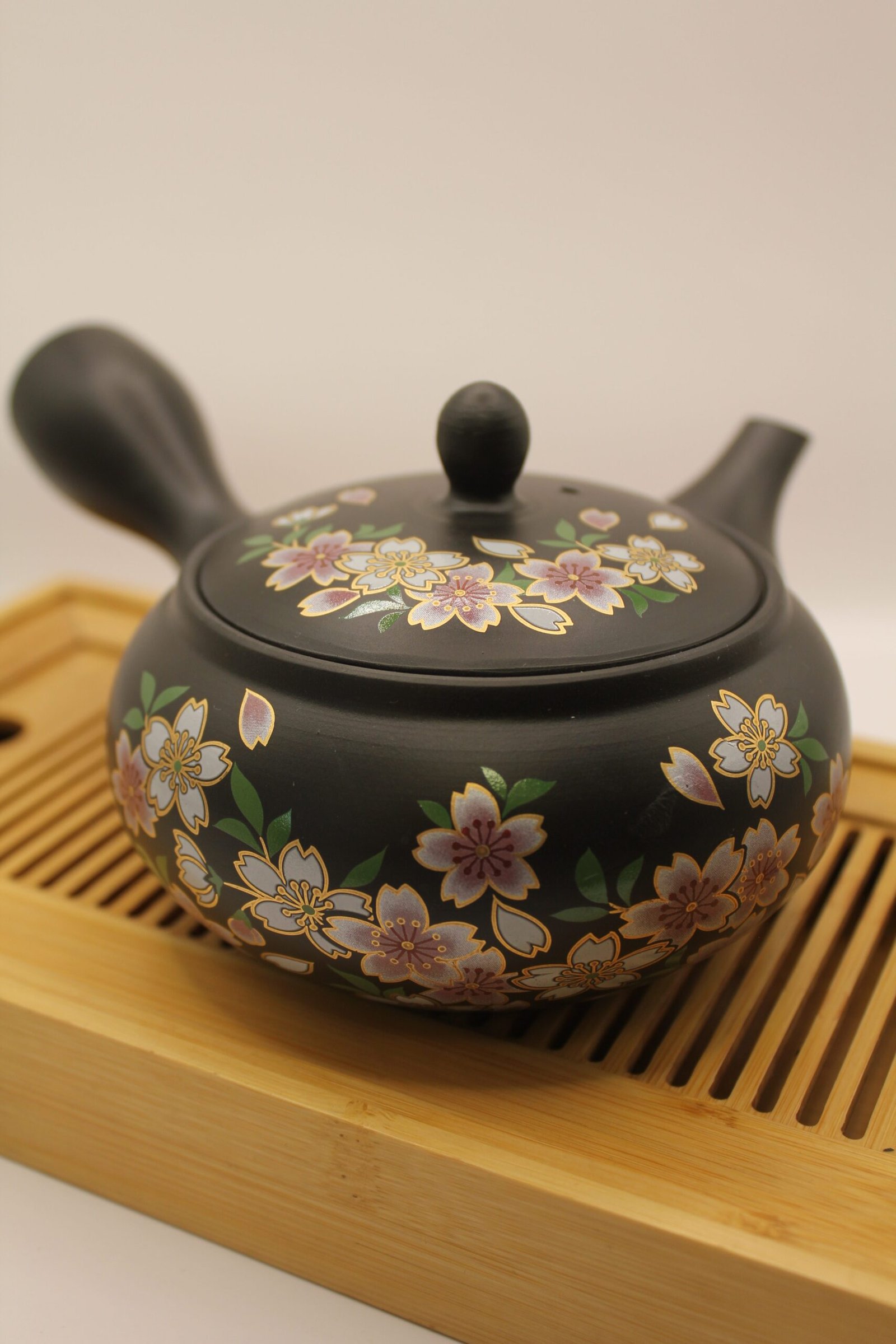669 konvicka tmava sakura zlate kvety 300 ml.jpg 669 konvicka tmava sakura zlate kvety 300 ml.jpg